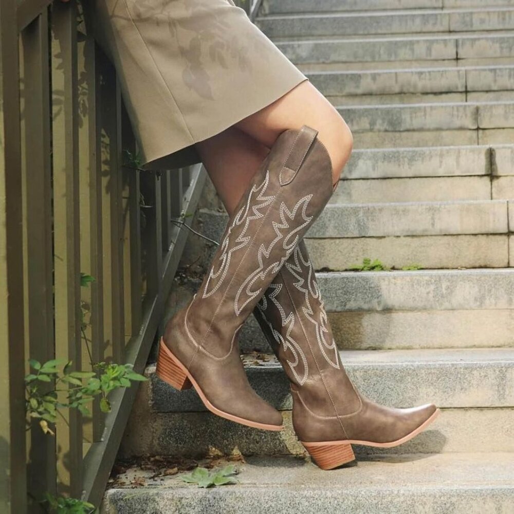 Size 6 Brown Embroidered Cowboy Boots
